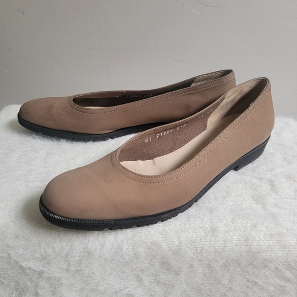 Salvatore Ferragamo Tan Slip On Shoes Flats Size 8.5 Soft Suede‎ Round Toe - Picture 1 of 11